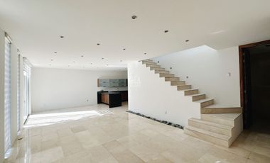 SANTILLANA CASA EN VENTA FRENTE A PARQUE