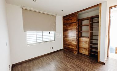 SANTILLANA CASA EN VENTA FRENTE A PARQUE