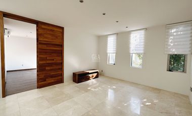 SANTILLANA CASA EN VENTA FRENTE A PARQUE