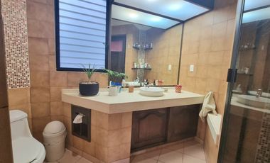 Venta Casa en Bosque de las Lomas, Preciosa con Gran Jardín