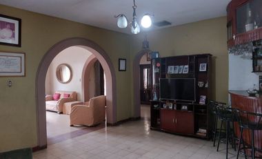 Casa rentera de venta, Centro de Guayaquil, 5 locales, 3 departamentos