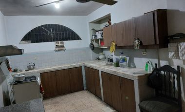 Casa rentera de venta, Centro de Guayaquil, 5 locales, 3 departamentos