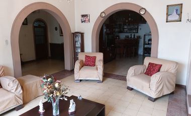 Casa rentera de venta, Centro de Guayaquil, 5 locales, 3 departamentos
