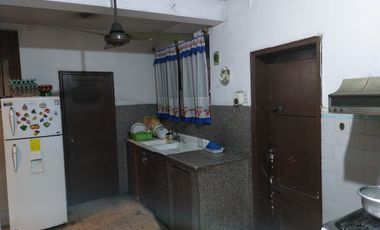 Casa rentera de venta, Centro de Guayaquil, 5 locales, 3 departamentos