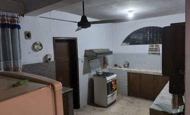 Casa rentera de venta, Centro de Guayaquil, 5 locales, 3 departamentos