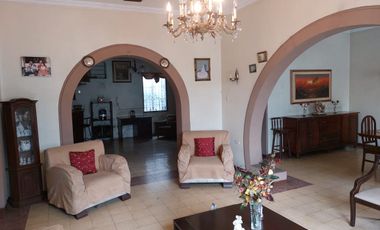 Casa rentera de venta, Centro de Guayaquil, 5 locales, 3 departamentos