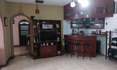 Casa rentera de venta, Centro de Guayaquil, 5 locales, 3 departamentos