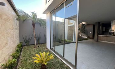 Casa en venta Altozano, Fracc. con vigilancia y hermosas áreas verdes, en esquina