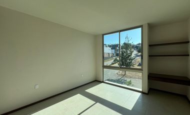 Casa en venta Altozano, Fracc. con vigilancia y hermosas áreas verdes, en esquina