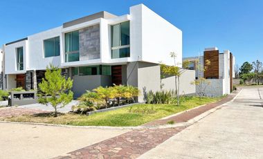 Casa en venta Altozano, Fracc. con vigilancia y hermosas áreas verdes, en esquina