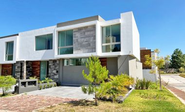 Casa en venta Altozano, Fracc. con vigilancia y hermosas áreas verdes, en esquina