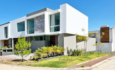 Casa en venta Altozano, Fracc. con vigilancia y hermosas áreas verdes, en esquina