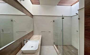 Casa en venta Altozano, Fracc. con vigilancia y hermosas áreas verdes, en esquina