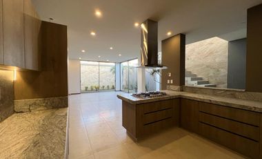 Casa en venta Altozano, Fracc. con vigilancia y hermosas áreas verdes, en esquina