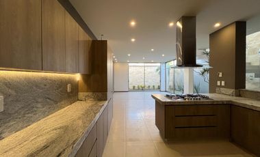 Casa en venta Altozano, Fracc. con vigilancia y hermosas áreas verdes, en esquina