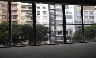OFICINA CON TECHO DOBLE ALTURA EN EDIFICIO PREMIUM VISTA A PARQUE