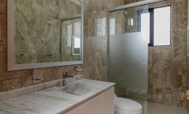 CASA RENTA EN CAPITAL SUR, 4 RECAMARAS, UNA EN PLANTA BAJA, AMPLIOS ESPACIOS, AMENIDADES