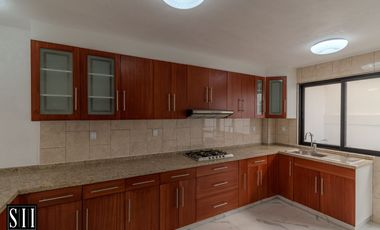 CASA RENTA EN CAPITAL SUR, 4 RECAMARAS, UNA EN PLANTA BAJA, AMPLIOS ESPACIOS, AMENIDADES
