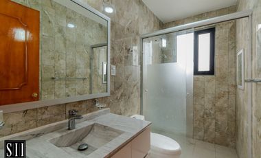 CASA RENTA EN CAPITAL SUR, 4 RECAMARAS, UNA EN PLANTA BAJA, AMPLIOS ESPACIOS, AMENIDADES
