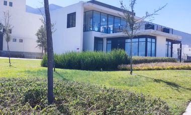 Hermosa casa NUEVA en renta en fraccionamiento FERRARA RESIDENCIAL