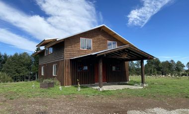 Z O N A S U R . C L Destino habitacional o comercial casa  terreno de 5.000 m2 a orilla de camino público Pedregoso Villarrica