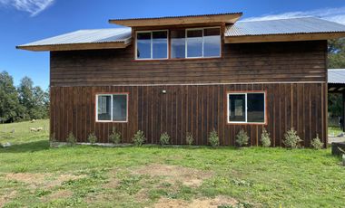 Z O N A S U R . C L Destino habitacional o comercial casa  terreno de 5.000 m2 a orilla de camino público Pedregoso Villarrica