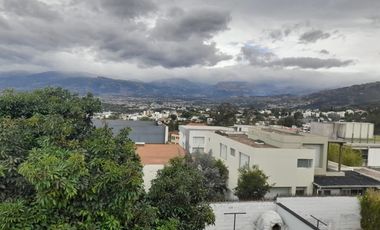 VENDO PROPIEDAD CON 2 CASAS EN URBANIZACION LA CATOLICA CUMBAYA, EXCECLENTE UBICACION A 5 MINUTOS DE LA UNIVERSIDAD SAN FRANCISCO