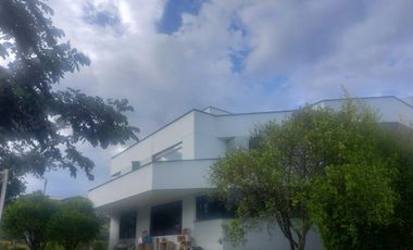 VENDO PROPIEDAD CON 2 CASAS EN URBANIZACION LA CATOLICA CUMBAYA, EXCECLENTE UBICACION A 5 MINUTOS DE LA UNIVERSIDAD SAN FRANCISCO
