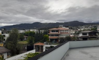 VENDO PROPIEDAD CON 2 CASAS EN URBANIZACION LA CATOLICA CUMBAYA, EXCECLENTE UBICACION A 5 MINUTOS DE LA UNIVERSIDAD SAN FRANCISCO