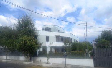 VENDO PROPIEDAD CON 2 CASAS EN URBANIZACION LA CATOLICA CUMBAYA, EXCECLENTE UBICACION A 5 MINUTOS DE LA UNIVERSIDAD SAN FRANCISCO