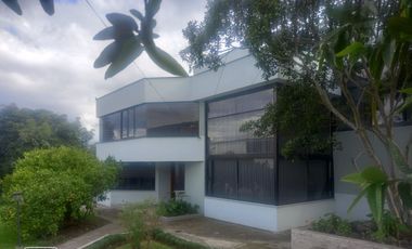 VENDO PROPIEDAD CON 2 CASAS EN URBANIZACION LA CATOLICA CUMBAYA, EXCECLENTE UBICACION A 5 MINUTOS DE LA UNIVERSIDAD SAN FRANCISCO