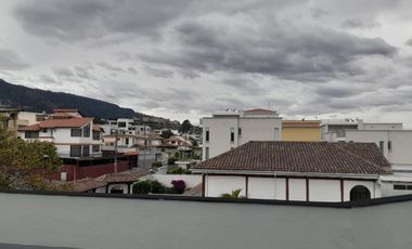 VENDO PROPIEDAD CON 2 CASAS EN URBANIZACION LA CATOLICA CUMBAYA, EXCECLENTE UBICACION A 5 MINUTOS DE LA UNIVERSIDAD SAN FRANCISCO