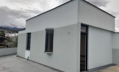 VENDO PROPIEDAD CON 2 CASAS EN URBANIZACION LA CATOLICA CUMBAYA, EXCECLENTE UBICACION A 5 MINUTOS DE LA UNIVERSIDAD SAN FRANCISCO