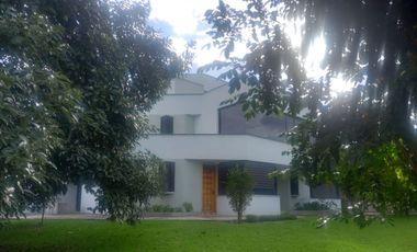 VENDO PROPIEDAD CON 2 CASAS EN URBANIZACION LA CATOLICA CUMBAYA, EXCECLENTE UBICACION A 5 MINUTOS DE LA UNIVERSIDAD SAN FRANCISCO
