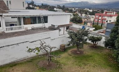 VENDO PROPIEDAD CON 2 CASAS EN URBANIZACION LA CATOLICA CUMBAYA, EXCECLENTE UBICACION A 5 MINUTOS DE LA UNIVERSIDAD SAN FRANCISCO