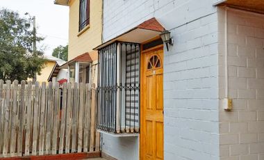 León Propiedades arrienda o vende casa en Curacavi centro