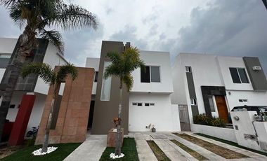 CM.En renta casa amueblada en Juriquilla Santa Fè 2 recàmaras sala doble altura vigilancia 24hrs 23-5876