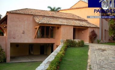 R302 Residencia en Venta 5 recámaras Ixtapa Campo de Golf