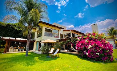 CASA EN VENTA EN VALLE DE BRAVO CON VISTA A LA NATURALEZA Y PARCIAL AL LAGO