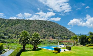 CASA EN VENTA EN VALLE DE BRAVO CON VISTA A LA NATURALEZA Y PARCIAL AL LAGO