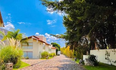CASA EN VENTA EN VALLE DE BRAVO CON VISTA A LA NATURALEZA Y PARCIAL AL LAGO