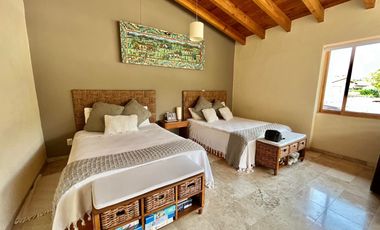 CASA EN VENTA EN VALLE DE BRAVO CON VISTA A LA NATURALEZA Y PARCIAL AL LAGO