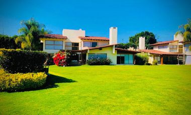 CASA EN VENTA EN VALLE DE BRAVO CON VISTA A LA NATURALEZA Y PARCIAL AL LAGO