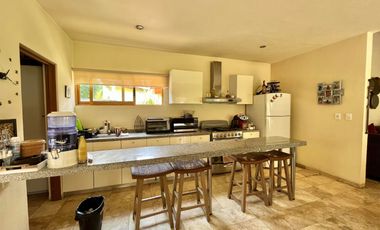 CASA EN VENTA EN VALLE DE BRAVO CON VISTA A LA NATURALEZA Y PARCIAL AL LAGO