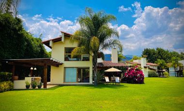 CASA EN VENTA EN VALLE DE BRAVO CON VISTA A LA NATURALEZA Y PARCIAL AL LAGO