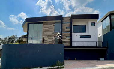 PRECIOSA RESIDENCIA EN VENTA EN NUEVA SECCIÓN DE CONDADO DE SAYAVEDRA