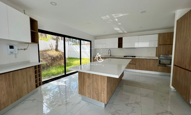 PRECIOSA RESIDENCIA EN VENTA EN NUEVA SECCIÓN DE CONDADO DE SAYAVEDRA