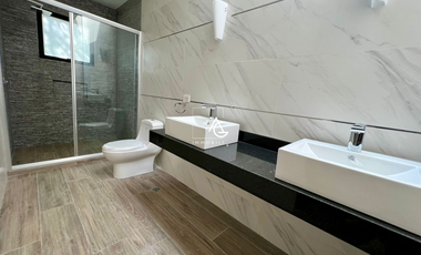 PRECIOSA RESIDENCIA EN VENTA EN NUEVA SECCIÓN DE CONDADO DE SAYAVEDRA
