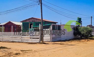 Venta de Sitio de 470 m2 con dos cabañas. Guanaqueros, Coquimbo. $50 millones