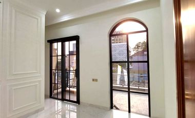 The Johar Mansion Hunian Klasik Mediterania dengan Kolam Renang Pribadi